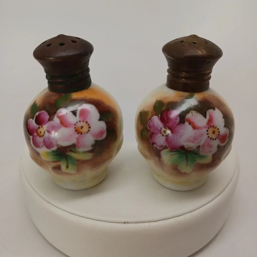 Enesco‎ Vintage Hand Painted Salt and Pepper Shakers Pink Floral Metal Caps
